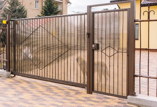Купить ворота из профлиста с элементами ковки, с металлическими столбами в рамке или под дерево в Стрежевом от 156555 руб